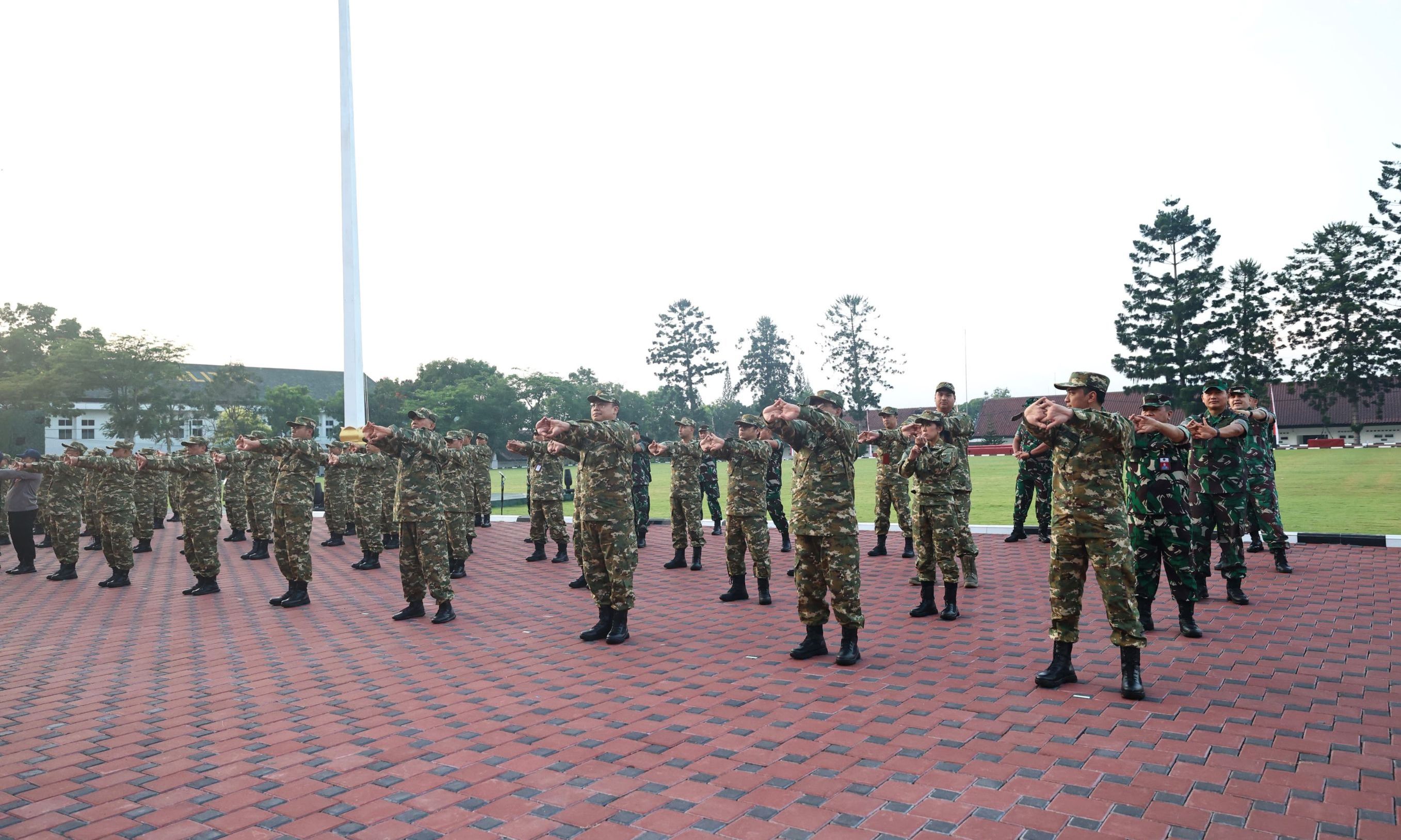 Buka Retreat, Prabowo Ajak Para Anggota Kabinet Olahraga dan Latihan Baris Berbaris <b>(Istimewa)</b>