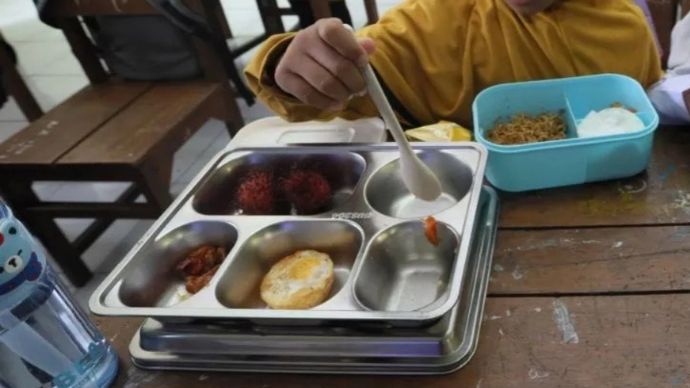 Sejumlah siswa menyantap menu Program Makan Bergizi Gratis (MBG)