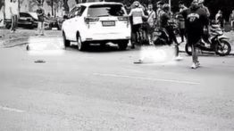 Kecelakaan Mobil vs Motor di Depan Hotel Santika, 2 Orang Tergeletak