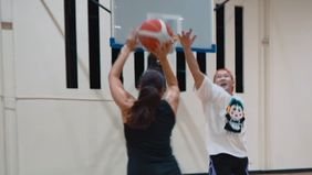 Mantan atlet basket dan artis ternama, Denny Sumargo menantang Ace Konig yang juga merupakan pemain basket profesional sekaligus istri dari pemain Timnas Indonesia Sandy Walsh.