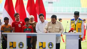 Ada 17 stadion yang baru saja direnovasi dengan standar FIFA, termasuk markas milik Arema FC yaitu Stadion Kanjuruhan yang sempat terbengkalai pasca kerusuhan yang menelan banyak korban jiwa.