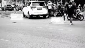 Beredar video memperlihatkan kecelakan lalu lintas (Laka Lantas) antara pengendara mobil dan motor di Depan Hotel Santika pada Minggu pagi tadi, 1 Juni 2025.