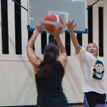 Denny Sumargo Tanding Basket Lawan Ace Konig Istri Sandy Walsh, Siapa Menang?