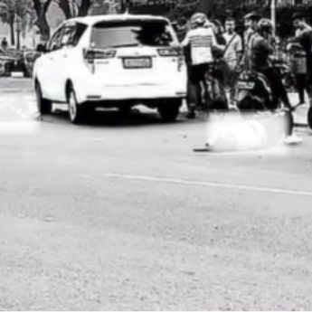 Kecelakaan Mobil vs Motor di Depan Hotel Santika, 2 Orang Tergeletak