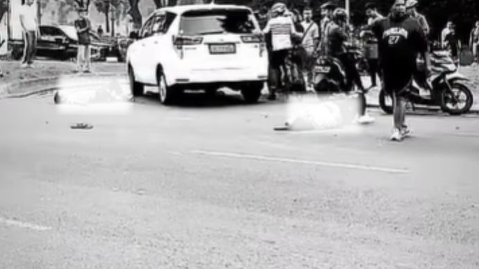 Kecelakan Mobil vs Motor di Depan Hotel Santika, 2 Orang Tergeletak