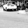Kecelakaan Mobil vs Motor di Depan Hotel Santika, 2 Orang Tergeletak