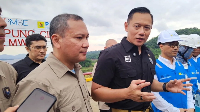 Menteri Koordinator Bidang Infrastruktur dan Pembangunan Kewilayahan Agus Harimurti Yudhoyono (AHY) memberikan keterangan selepas peninjauan PLTS terapung Cirata, Kabupaten Purwakarta, Jawa Barat, Kamis (6/2/2025).