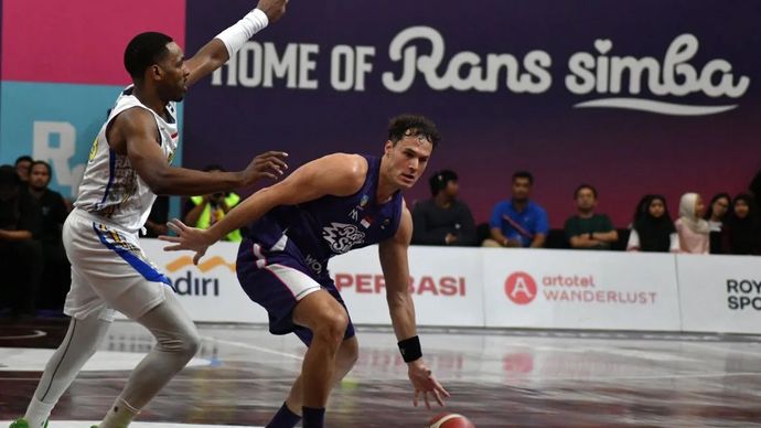 Pebasket Rans Simba Bogor Devon Van Oostrum dan pebasket Prawira Bandung Brandis Ross.