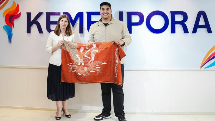 Dubes Uruguay untuk Indonesia, Cristina Gonzalez (Kiri) dan Menpora Dito Ariotedjo (Kanan)