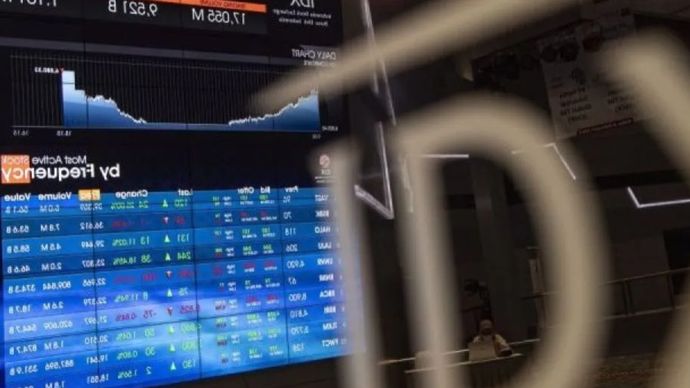 Arsip foto - Karyawan berada di dekat layar pergerakan Indeks Harga Saham Gabungan (IHSG) di Bursa Efek Indonesia, Jakarta