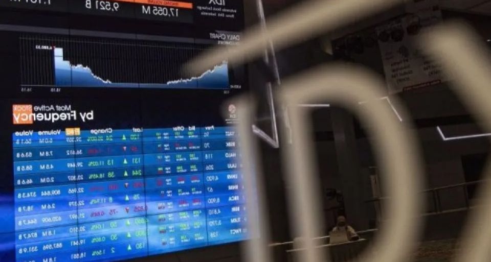 Arsip foto - Karyawan berada di dekat layar pergerakan Indeks Harga Saham Gabungan (IHSG) di Bursa Efek Indonesia, Jakarta <b>(Antara)</b>