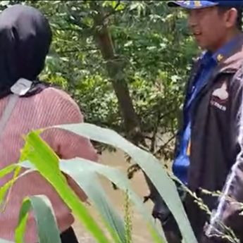 Ponsel Dilempar ke Kali Usai Ribut dengan Pacar, Wanita Ini Minta Tolong ke Damkar