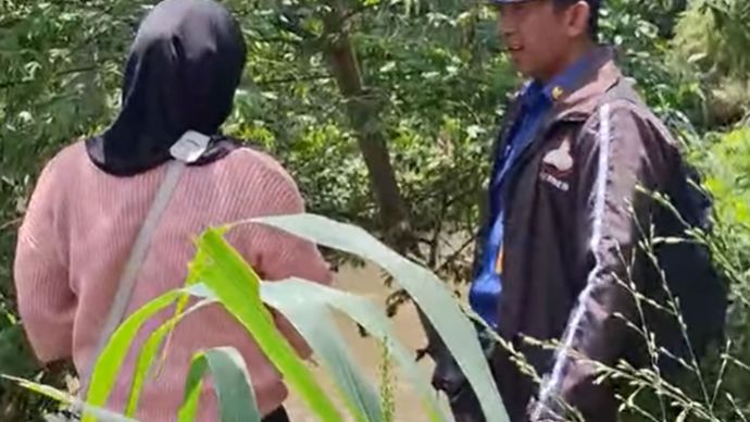 HP Dilempar ke Kali Usai Ribut dengan Pacar, Wanita Ini Minta Tolong ke Damkar