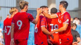Pemain berdarah Indonesia, Elkan Baggott masuk skuad utama Ipswich Town musim 2025/2026. Hal ini terlihat saat meraih kemenangan 4-1 atas klub Austria BW Linz pada Sabtu lalu, 19 Juli 2025.