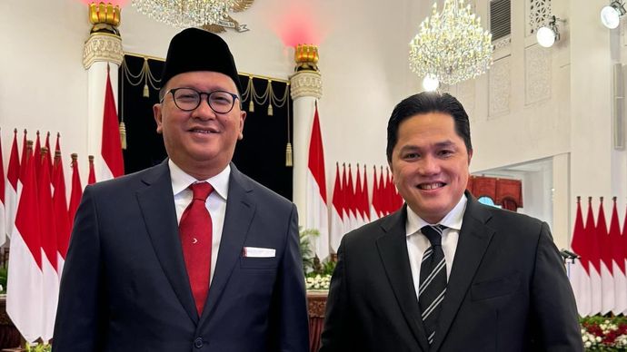 Menteri BUMN Erick Thohir mengucapkan selamat kepada Rosan Roeslani atas dilantiknya sebagai Menteri Investasi/Kepala BKPM.