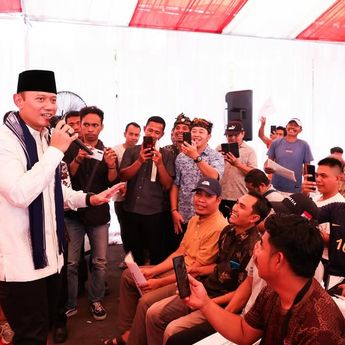 AHY Serahkan Sertifikat Tanah ke 200 Warga Lombok Barat Door to Door