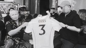 Kapten Timnas Indonesia, Jay Idzes, memberikan jersey dan ban kapten yang dikenakannya sebagai tanda penghormatan kepada Djalu Ariel Fristianto.