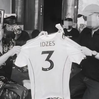 Keluarga Djalu Terima Kenang-kenangan Jersey Kapten Timnas Indonesia Jay Idzes