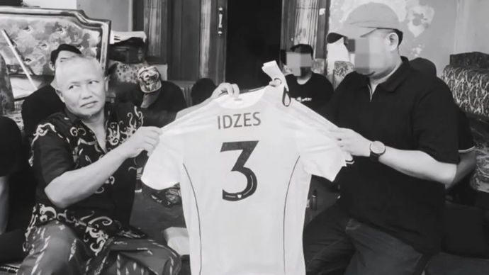 Keluarga Djalu Terima Kenang-kenangan Jersey Kapten Jay Idzes