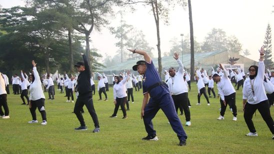 Potret Kegiatan Hari Kedua Retret Kepala Daerah di Akmil Magelang, Asik Senam SKJ