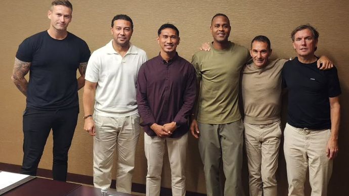 Zulkifli Syukur Foto Bereng dengan Patrick Kluivert dan stafnya