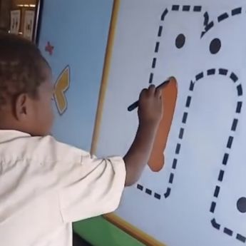 Potret Kegembiraan Anak-Anak Papua Belajar Menggunakan Papan Pintar Interaktif