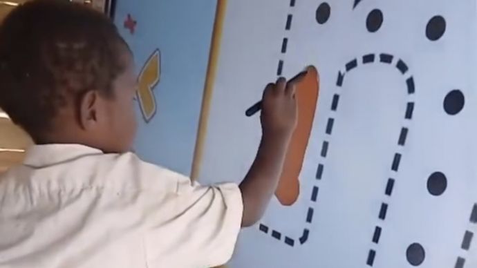 Anak-Anak Papua Belajar Menggunakan Papan Pintar.