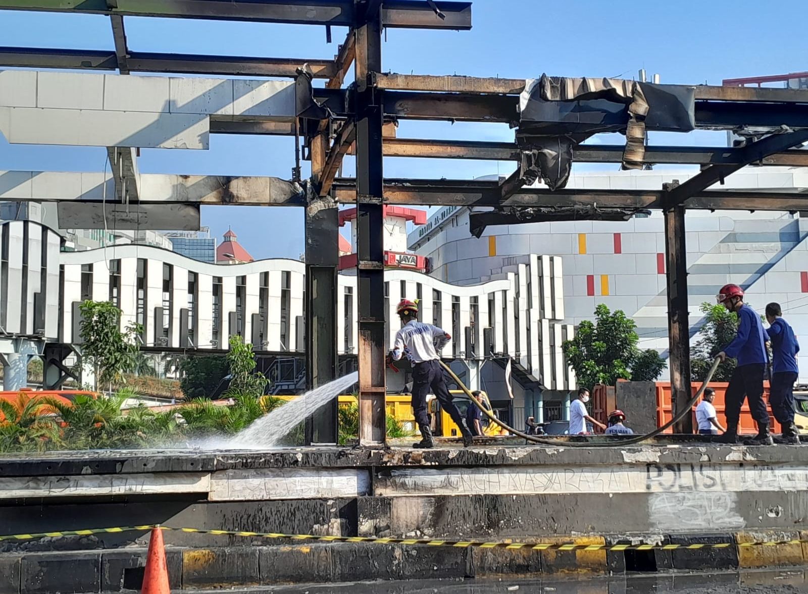 Pembersihan halte Senen Jakarta Pusat, Senin, 1 September 2025 <b>(NTVNews.id/ Adiansyah)</b>