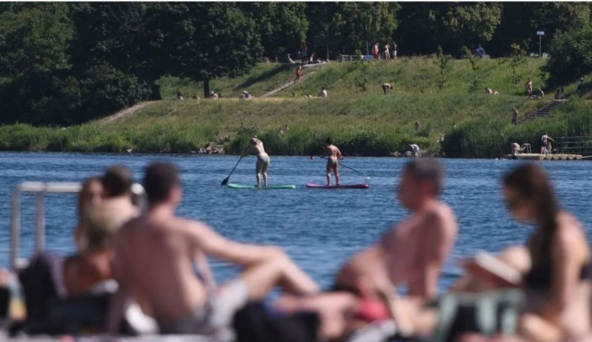 Orang-orang naik perahu di sungai Danube saat terjadi gelombang panas di Wina, Austria, Jumat (19/6/2026). <b>(Antara)</b>