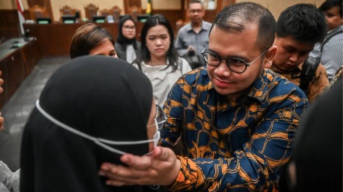 Terdakwa kasus dugaan korupsi pengadaan laptop berbasis Chromebook di Kemendikbudristek tahun 2019-2022 Ibrahim Arief menyapa istrinya usai menjalani sidang putusan di Pengadilan Tipikor, Jakarta, Selasa (12/5/2026). Majelis hakim memvonis Ibrahim Arief empat tahun hukuman penjara denda Rp500 juta subsider 120 hari kurungan penjara. 