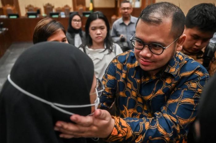 Terdakwa kasus dugaan korupsi pengadaan laptop berbasis Chromebook di Kemendikbudristek tahun 2019-2022 Ibrahim Arief menyapa istrinya usai menjalani sidang putusan di Pengadilan Tipikor, Jakarta, Selasa (12/5/2026). Majelis hakim memvonis Ibrahim Arief empat tahun hukuman penjara denda Rp500 juta subsider 120 hari kurungan penjara. 
