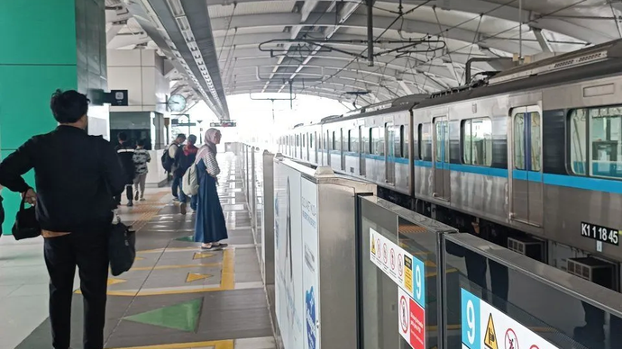 Pengguna MRT saat akan menaiki kereta di Stasiun Lebak Bulus, Jakarta.