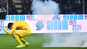 Emil Audero mengalami insiden berbahaya saat Cremonese menjamu Inter Milan pada pekan ke-23 Liga Italia. Kiper Cremonese itu menjadi korban lemparan flare dari tribun penonton ketika pertandingan masih berlangsung.