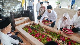 Ketua Umum DPP Partai Solidaritas Indonesia (PSI) Kaesang Pangarep, Kamis 3 September 2024, berziarah ke makam Bung Karno di Blitar, Jawa Timur.