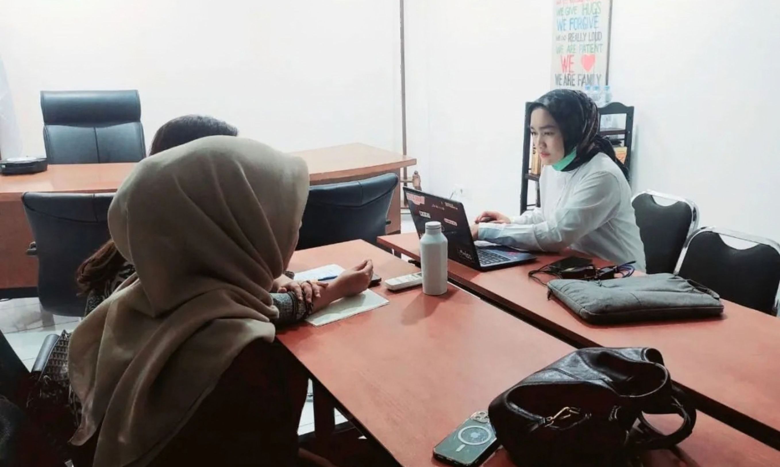 Penyidik pada Direktorat Tindak Pidana Pelindungan Perempuan dan Anak serta Pemberantasan Perdagangan Orang (PPA dan PPO) Bareskrim Polri meminta keterangan salah satu atlet panjat tebing dalam penyelidikan kasus dugaan kekerasan seksual oleh mantan pelatih kepala tim panjat tebing Indonesia berinisial HB.  <b>((ANTARA/HO-Dittipid PPA dan PPO Bareskrim Polri))</b>