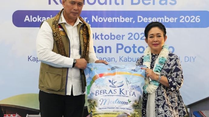 Perum BULOG memperkenalkan wajah baru beras SPHP melalui peluncuran kemasan beridentitas &ldquo;Beras Kita Medium&rdquo; di Balai Kalurahan Potorono, Bantul, sebagai langkah strategis memperkuat ketahanan pangan nasional.