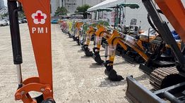Percepat Pemulihan Pascabanjir, PMI Kirim Excavator Dan Puluhan Ribu Alat Kebersihan