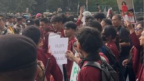Ratusan mahasiswa Universitas Bung Karno (UBK) menggelar aksi demonstrasi di kawasan Patung Kuda, Jakarta Pusat, Senin, 15 Juni 2026. 