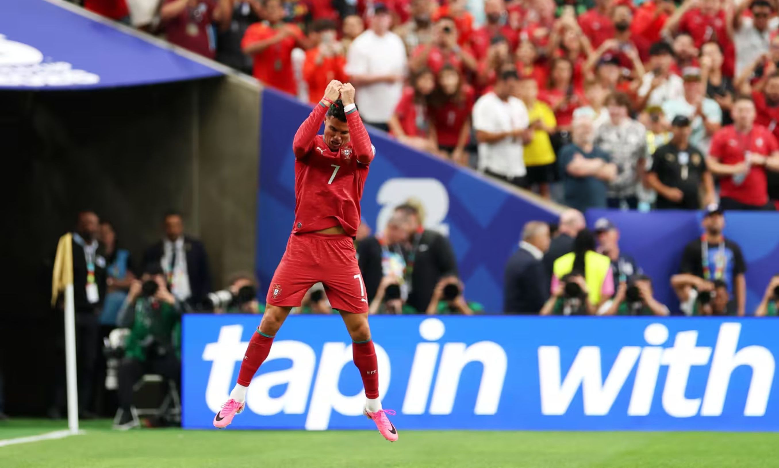 Cristiano Ronaldo <b>(X: Portugal)</b>