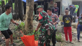 Seorang nelayan asal Kecamatan Surade, Kabupaten Sukabumi, Jawa Barat, menemukan jasad pria mengenakan kaos loreng TNI yang mengapung di Pantai Minajaya pada Selasa. 