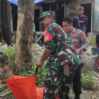 Pria Berkaos Loreng TNI Ditemukan Tewas di Pantai Sukabumi