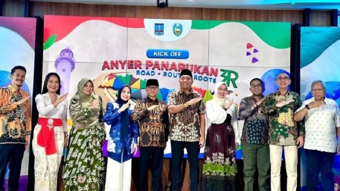 Mendes PDT Yandri Susanto bersama Bupati dan Wakil Bupati Situbondo, Ketua DPRD Situbondo, Bupati dan Wakil Bupati Serang foto bersama usai Kick Off Anyer Panarukan 3R di Auditorium Bank BJB Jakarta Selatan