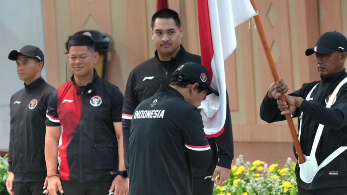 Pengukuhan Kontingen Indonesia ditandai penyerahan bendera Merah Putih dari Menteri Pemuda dan Olahraga RI Dito Ariotedjo kepada Chef de Mission (CdM) Kontingen Indonesia Anindya Novyan Bakrie. Berikutnya para atlet beserta ofisial Kontingen Indonesi <b>(BPMI Setpres)</b>