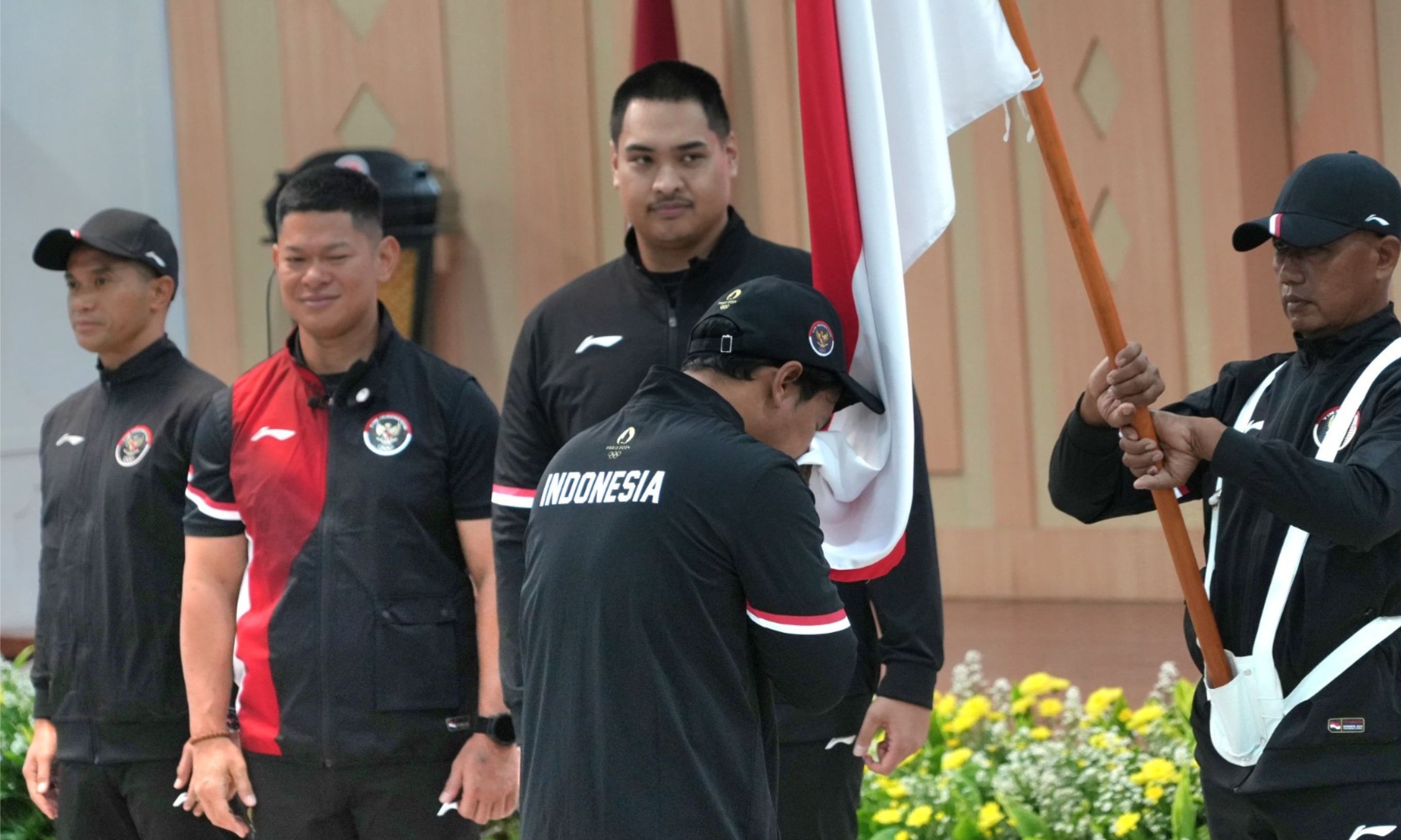 Pengukuhan Kontingen Indonesia ditandai penyerahan bendera Merah Putih dari Menteri Pemuda dan Olahraga RI Dito Ariotedjo kepada Chef de Mission (CdM) Kontingen Indonesia Anindya Novyan Bakrie. Berikutnya para atlet beserta ofisial Kontingen Indonesi <b>(BPMI Setpres)</b>