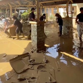 Pemandangan Warga dan TNI Gotong Royong Bersihkan RSUD Aceh Tamiang, Kini Bisa Digunakan