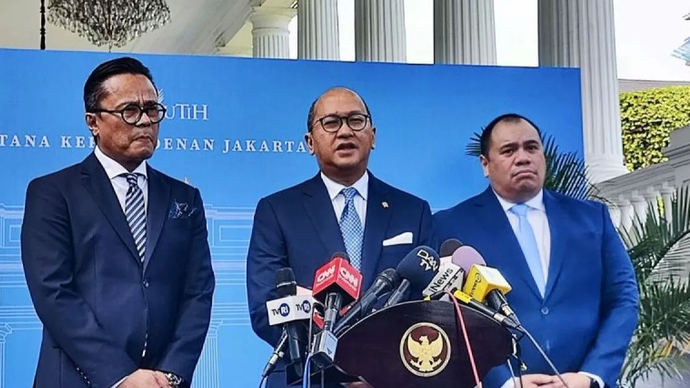 Kepala BPI Danantara/Menteri Investasi Rosan P. Roeslani (tengah) menjawab pertanyaan wartawan saat jumpa pers selepas acara peresmian BPI Danantara oleh Presiden Prabowo Subianto di Kompleks Istana Kepresidenan, Jakarta, Senin (24/2/2025). 