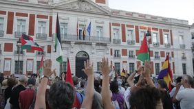 Warga Spanyol menggelar aksi demo yang meminta pemerintah untuk segera berhenti menjual senjata ke Israel di tengah genosida terhadap Palestina.