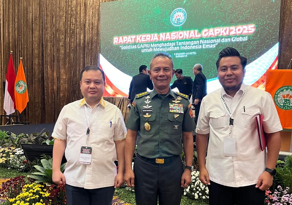 Kepala Staf Umum (KASUM) TNI, Letjen TNI Richard Tampubolon bersama Direksi NT Corp Dimpos Giarto Valentino dan Tommy William. <b>(Dok. NTV)</b>