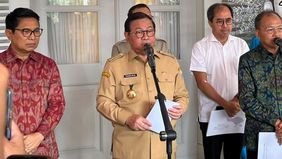 Gubernur DKI Jakarta, Pramono Anung mengungkap penyebab kebakaran tumpukan sampah di Jalan Penggilingan Baru, Kelurahan Dukuh, Kecamatan Kramat Jati, Jakarta Timur, yang menewaskan seorang petugas pemadam kebakaran (Damkar).