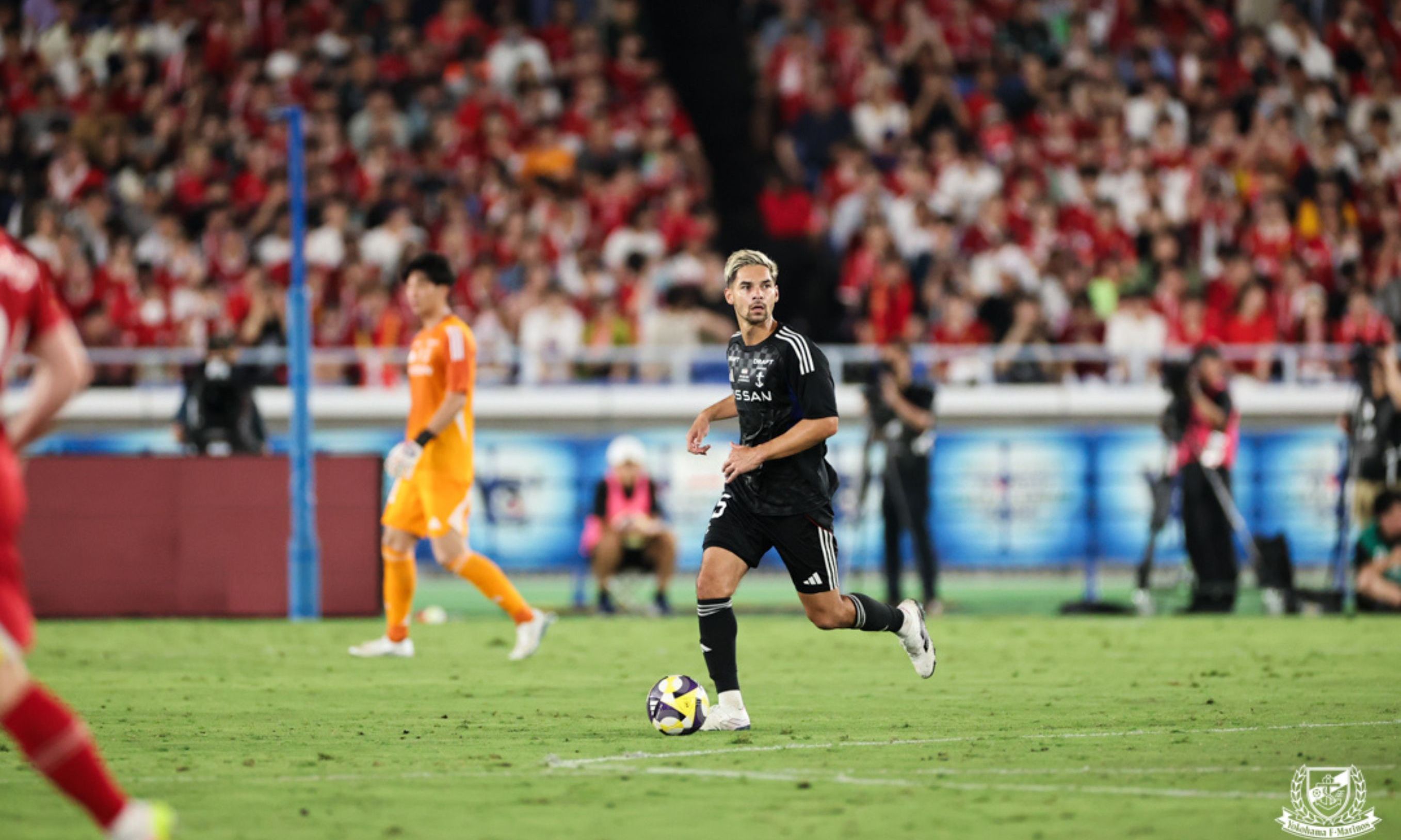 Sandy Walsh saat menghadapi Liverpool <b>(Situs Yokohama FC)</b>